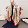 Elegante foulard in avorio con motivo paisley e bordi rosso scuro su gruccia in legno - Beige
