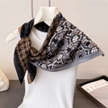 Detail eines Vintage-Seidenschals mit geometrischen Sternen und Blumenmotiven - Schwarz
