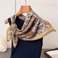 Carré de soie motif paisley caramel sur gilet bleu foncé avec sac à perles élégant - Marron