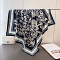 Dettaglio di un foulard di seta con motivi floreali vintage in blu navy e bianco crema - Blu navy
