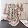 Dettaglio di foulard in seta con stampe floreali e bordi a righe rosa - Rosa