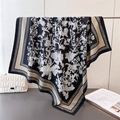 Dettaglio di un elegante foulard in seta a fiori con drappeggio fluido di lusso - Nero