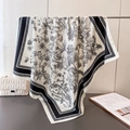 Dettaglio della stampa floreale di cardo su foulard in seta bianco e nero satinato - Bianco