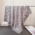 Dettaglio di sciarpa in seta viola con stampa floreale vintage drappeggiata su un'asta - Grigio