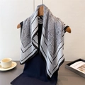 Dettaglio di una morbida sciarpa paisley bianca e nera su una gruccia in legno su muro bianco - 68x68cm / Grigio (FR159-3)