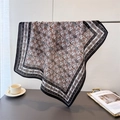 Detalle de pañuelo de seda vintage extragrande con estampado paisley y elegante borde oscuro - Negro
