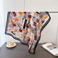 Foulard quadrato in seta satinata con stampa floreale e strisce su supporto in metallo - Bordo Nero Floreale Crema (FG89-2)