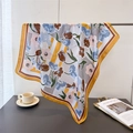 Foulard quadrato in seta sintetica con tulipani blu e strisce gialle da donna - Bordo Giallo Tulipano a Righe Blu e Bianche (FG89-3)