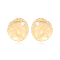 Pendientes dorados redondos de metal con textura irregular y perlas blancas elegantes - Dorado