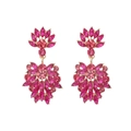 Boucles d'oreilles fleurs avec cristaux roses et alliage doré sur fond blanc pur - Rose Rouge