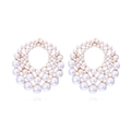 Orecchini a cerchio con perle bianche e base in metallo dorato con design a tre cerchi - Bianco