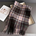 Dettaglio di sciarpa a quadri con nappe spesse presentata in una scatola da regalo - Viola Chiaro (WT253-3)