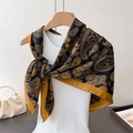 Foulard in seta satinata con stampa paisley nera e giallo zenzero su gilet bianco - 90x90cm / Arancione