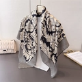 Detailaufnahme von Vintage-Seidenschal mit eleganten schwarz-weißen Blumen- und Punktmustern - 90*90cm / Creme Schwarz / Barocker Blumenstil
