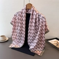 Dettaglio di elegante sciarpa in raso con motivo geometrico vintage su gruccia in legno - 90*90cm / Rosa Chiaro