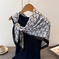 Dettaglio di un foulard in seta con motivo geometrico drappeggiato su un top nero - 90*90cm / Bianco