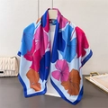 Vista dettagliata del foulard in raso di seta con stampa ginkgo e raffinato bordo blu - Blu