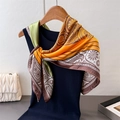 Élégant foulard en satin à motif paisley orange et vert, noué sur un mannequin - 90x90cm / Vert