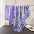 Lavendel bloemen zijden sjaal aan metalen rek met elegante mode-accessoires - Paars