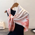 Foulard en soie à imprimé lotus sur mannequin avec un sac à main en cuir blanc élégant - Style Ginkgo Rose (FM296-2)