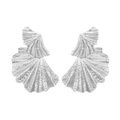 Übertriebene silberne Ginkgoblatt-Ohrringe mit metallischer Textur auf weißem Grund - Silber