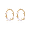 Orecchini vintage ovali dorati con foglie e perle finte su sfondo bianco - Oro