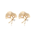 Pendientes de hoja de ginkgo dorados con perlas sintéticas y cristales en fondo blanco - Dorado