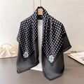 Foulard en soie à pois et fleur de camélia sur cintre avec sac à main en perles - 90*90cm / Noir
