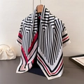 Dettaglio di foulard in raso con strisce geometriche bianche e nere e accenti rossi - 90*90cm / Rosso