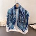 Dettaglio di foulard in raso blu navy con motivo paisley e stampa di elefanti su gruccia - 90*90cm / Blu navy