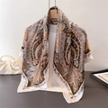 Dettaglio di sciarpa in raso di seta con motivi paisley e stampe di animali selvatici - 90*90cm / Marrone