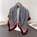 Dettaglio di un foulard in raso con greca geometrica e bordo rosso a contrasto - 90*90cm / Rosso e Nero