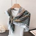 Dettaglio di un foulard in seta vintage con totem animali etnici e motivi paisley - 90*90cm / Verde