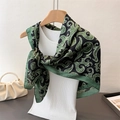 Eleganter smaragdgrüner Seidenschal mit Vintage-Muster und feinem Rollsaum-Detail - Grün (FM249-2)