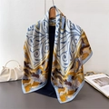 Grand foulard carré en soie élégant avec imprimé mosaïque bleu sur cintre en bois - 90*90cm / Bleu (FM257-1)