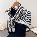 Elegante sjaal met zebraprint op een houten hanger over een donkerblauwe trui - 90*90cm / Fijne Zebraprint (FM292-1)
