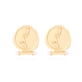 Orecchini vintage in oro con rilievo a mano e perle bianche su sfondo bianco pulito - Oro