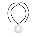 Collier rétro avec pendentif rond en métal martelé et cordon en corde tressée noire - Argenté