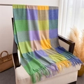 Détail de la texture d'écharpe à carreaux colorés avec franges sur un fauteuil - 200cmX64cm(Franges Comprises) / Jaune & Vert