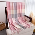 Détail de l'écharpe à carreaux rose et gris avec franges sur un fauteuil blanc - Carreaux Rose Gris Ivoire (WT238-10)