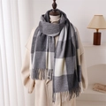 Détail d'une écharpe à carreaux gris et blancs avec franges sur un mannequin en hiver - Carreaux Classique Noir Blanc Gris (WT238-11)