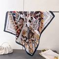 Détail d'un foulard carré en soie artificielle à imprimé graffiti sur un support métal - 66-70CM / FG81-3 Noir