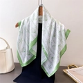 Foulard di seta quadrato con stampe di conchiglie e bordo verde su gruccia di legno - Verde (FG84-2)