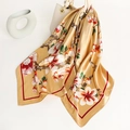 Élégant foulard en soie champagne à motif magnolia drapé sur un sac à main blanc - Magnolia Or Champagne (FT227-1L)