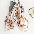 Carré de soie satinée 90cm avec motif magnolia jaune élégamment drapé sur un sac à main - Magnolia Blanc Élégant (FT227-2L)