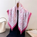 Elegante sciarpa in seta con stampe a conchiglia su camicia nera e accessori - Rosa (FG84-3)
