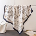Pañuelo cuadrado de seda con estampado ecuestre vintage colgado en soporte metálico - Blanco (FG85-1)