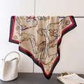 Primer plano de un pañuelo de seda con estampado ecuestre retro colgado en un soporte - Beige (FG85-2)