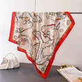 Detalle de pañuelo de seda vintage con estampado ecuestre, bordes rojos y cadenas de oro - Naranja (FG85-4)