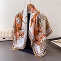 Dettaglio elegante sciarpa quadrata in raso floreale su gruccia con accessori di stile - Stampa Floreale Marrone (FM227-1)